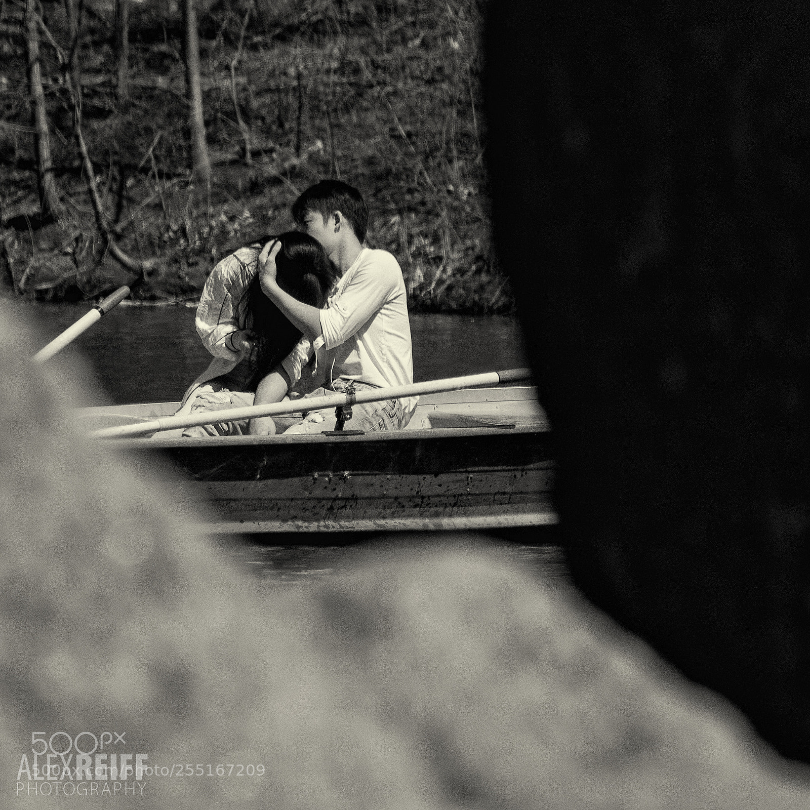 Canon EOS 100D (EOS Rebel SL1 / EOS Kiss X7) sample photo. Embrace on the water photography