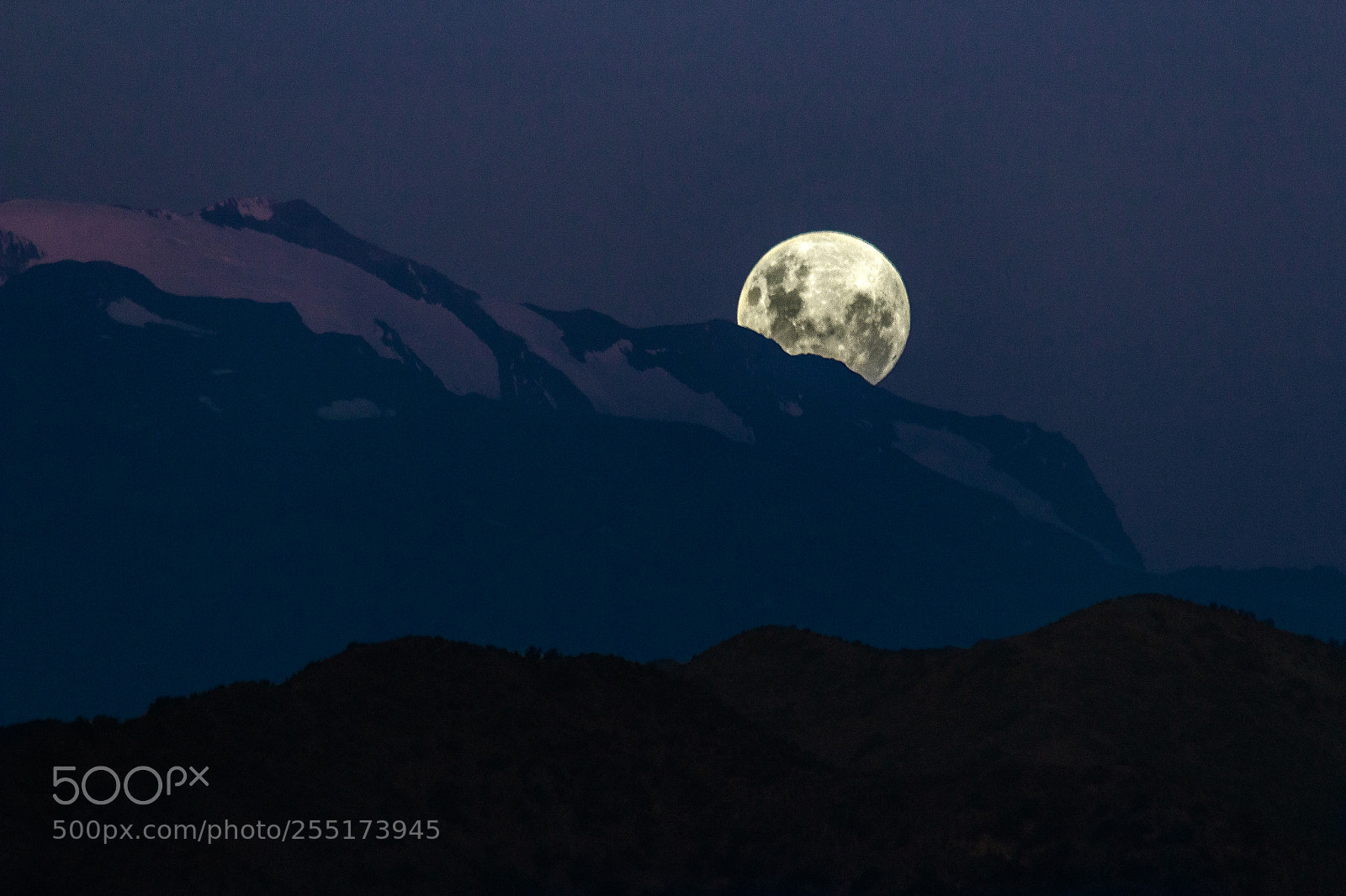 Canon EOS 600D (Rebel EOS T3i / EOS Kiss X5) sample photo. Blue hour moon photography