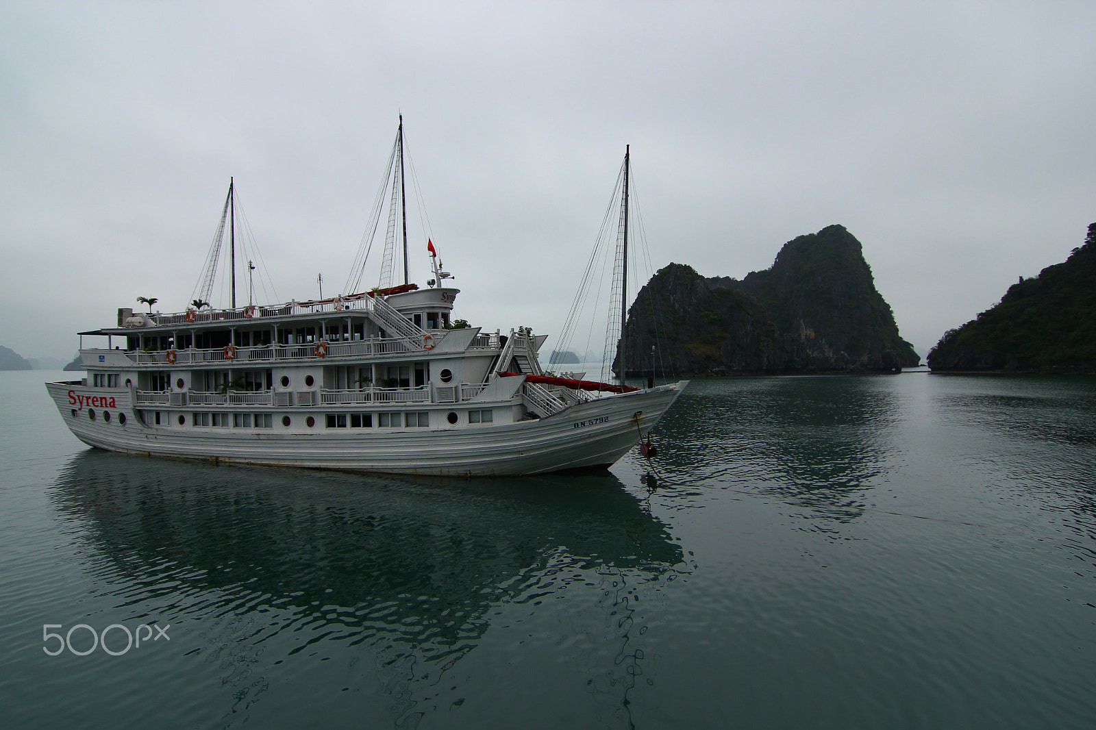 Canon EOS 550D (EOS Rebel T2i / EOS Kiss X4) sample photo. Ha long bay syrene photography