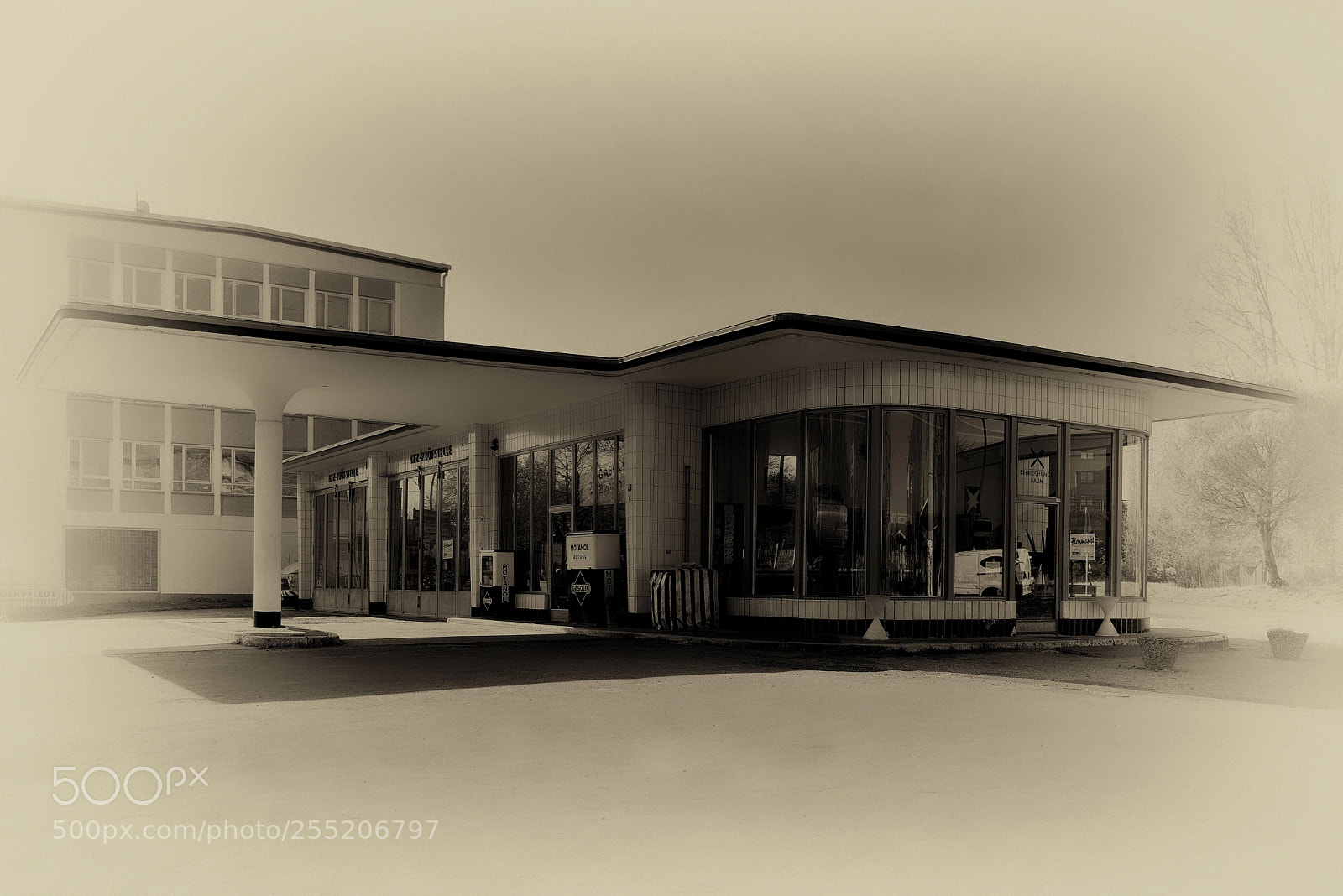 Nikon D800 sample photo. Oldtimer filling station photography