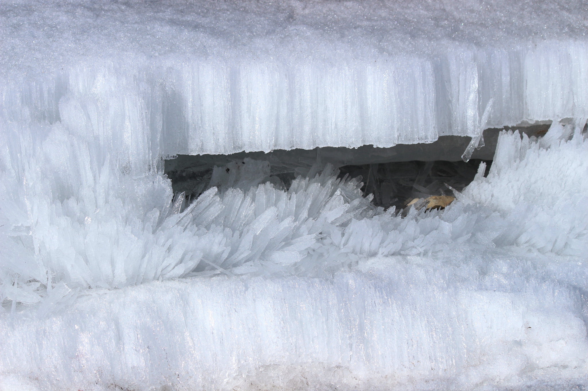 Canon EOS 700D (EOS Rebel T5i / EOS Kiss X7i) + Canon EF-S 55-250mm F4-5.6 IS II sample photo. Falling ice photography