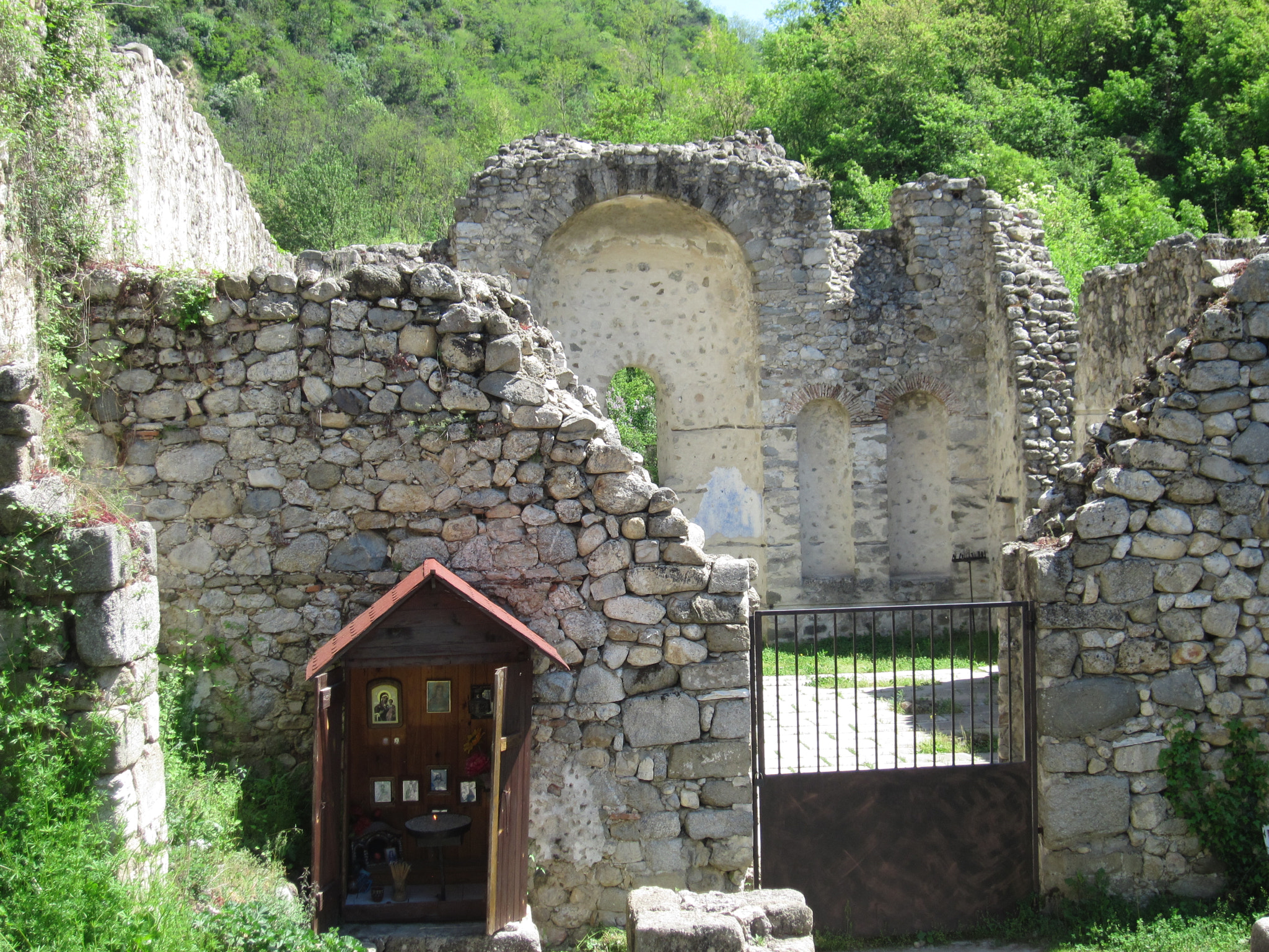 Canon PowerShot SD4000 IS (IXUS 300 HS / IXY 30S) sample photo. Church's ruins photography