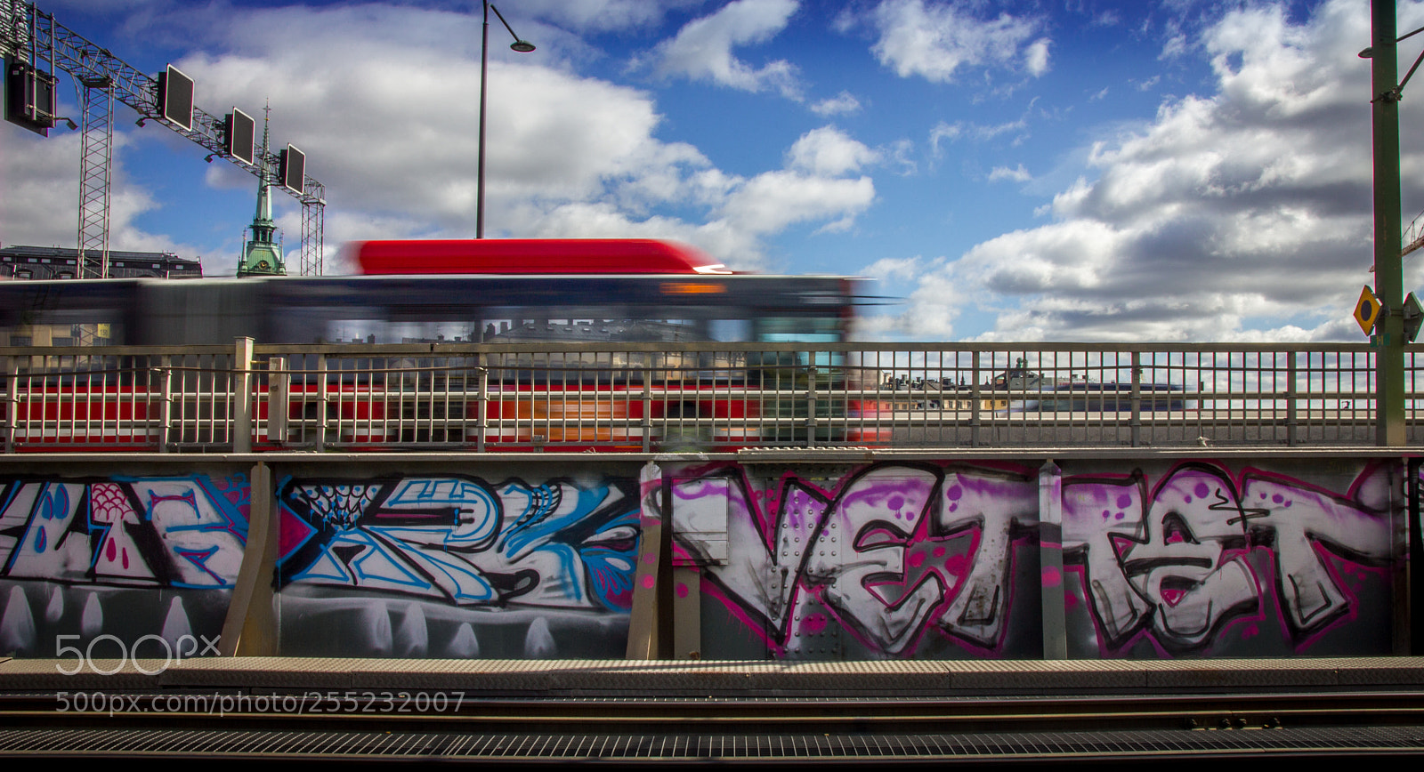 Canon EOS 550D (EOS Rebel T2i / EOS Kiss X4) sample photo. Red bus and graffiti photography