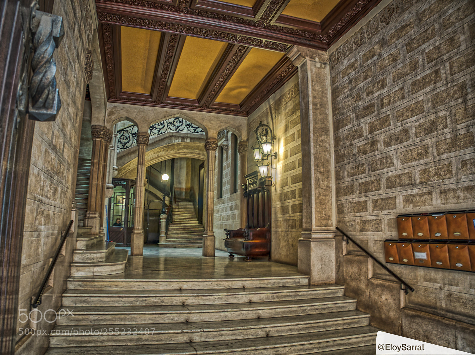 Olympus OM-D E-M5 II sample photo. Portal d'una casa a photography