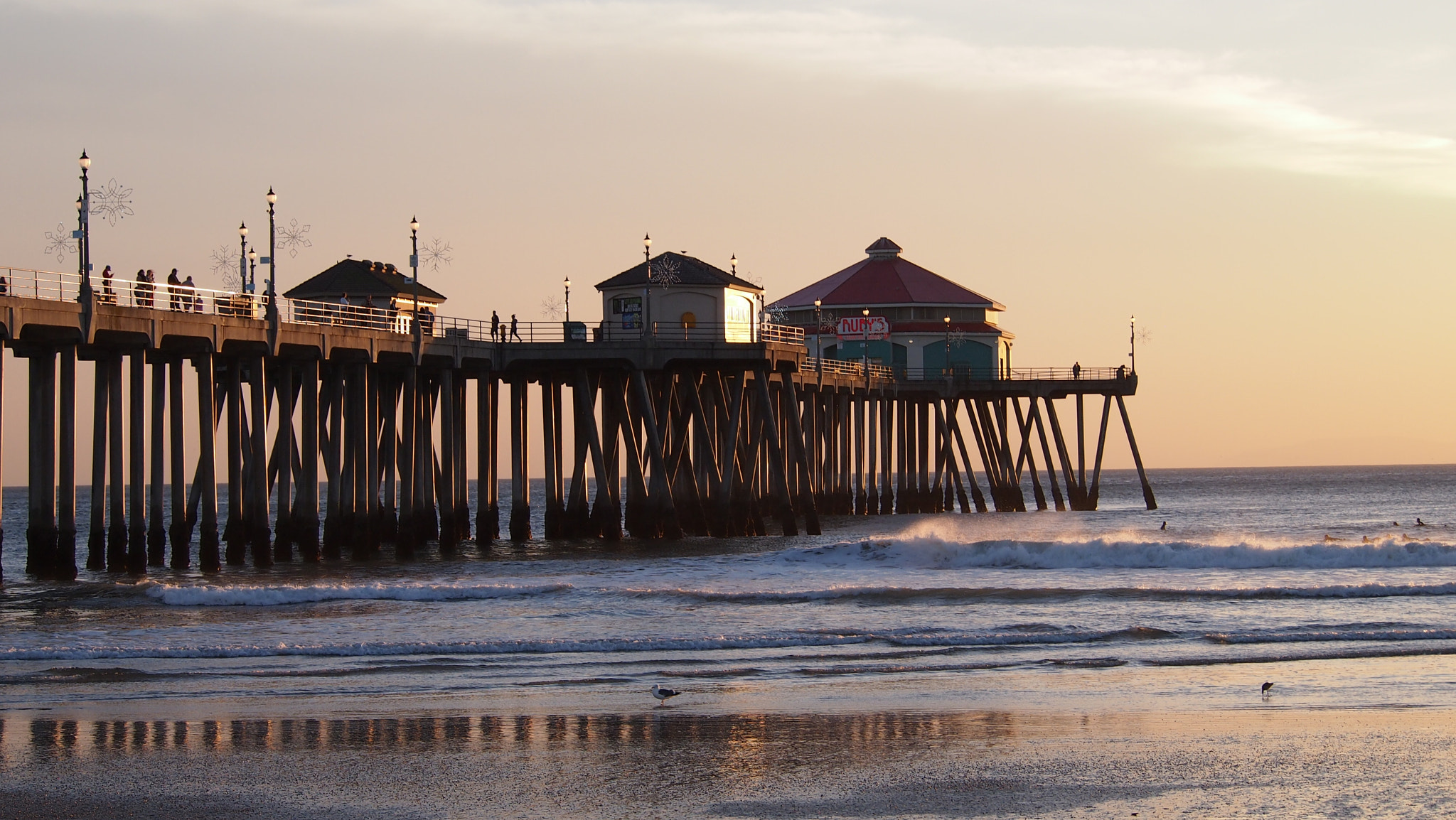 Olympus PEN E-PM1 sample photo. Hb pier surf photography