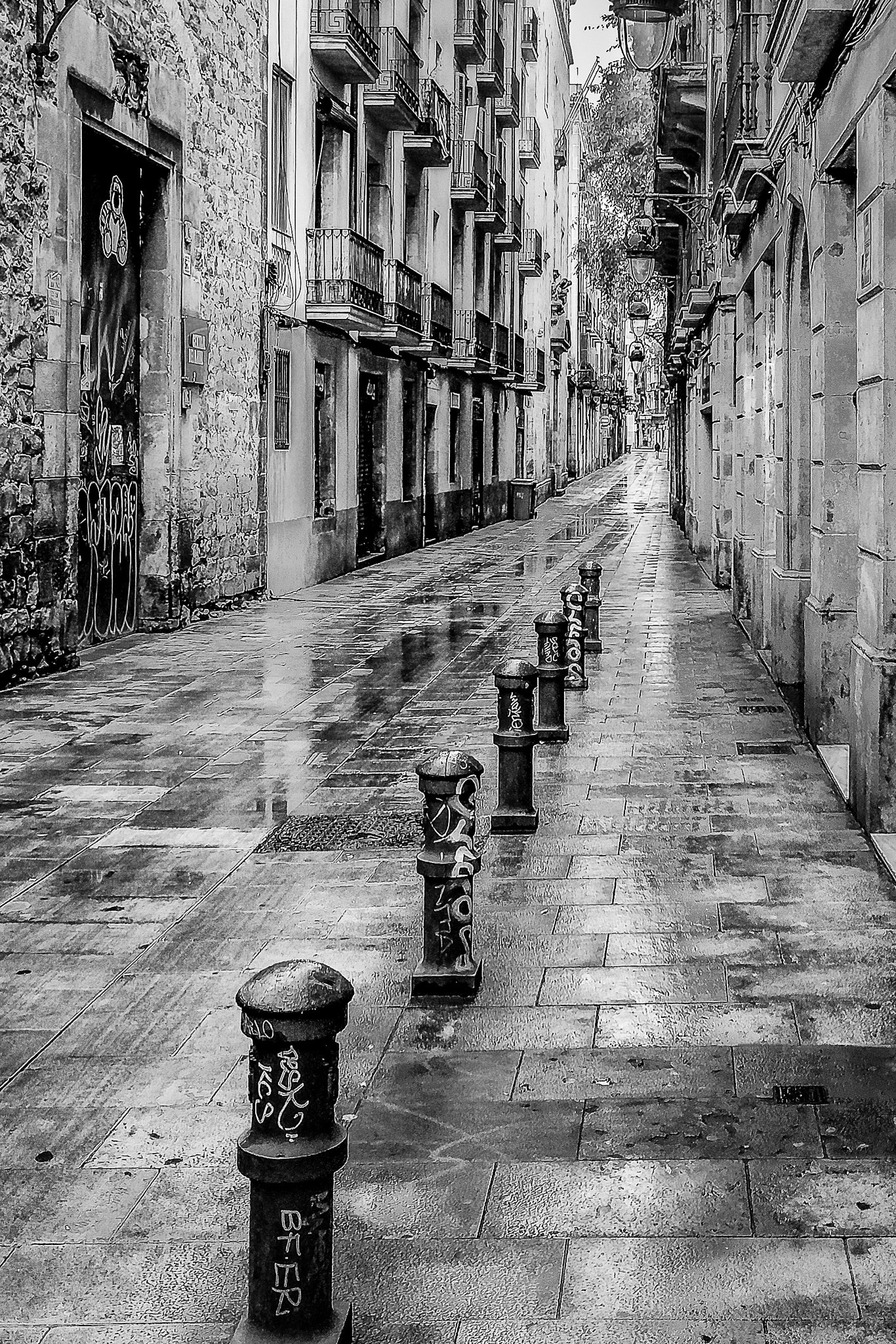 LG V10 sample photo. Carrer d'elisabets b&w photography