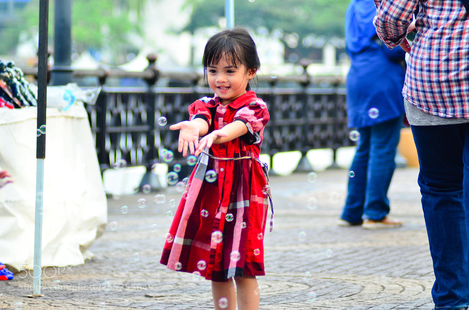 Nikon D7000 sample photo. Bubbles and the kid photography