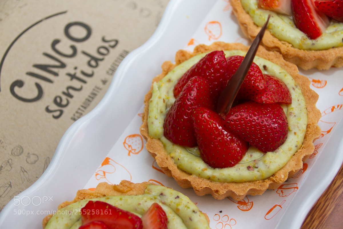 Canon EOS 7D sample photo. Pistachio and strawberry pie photography