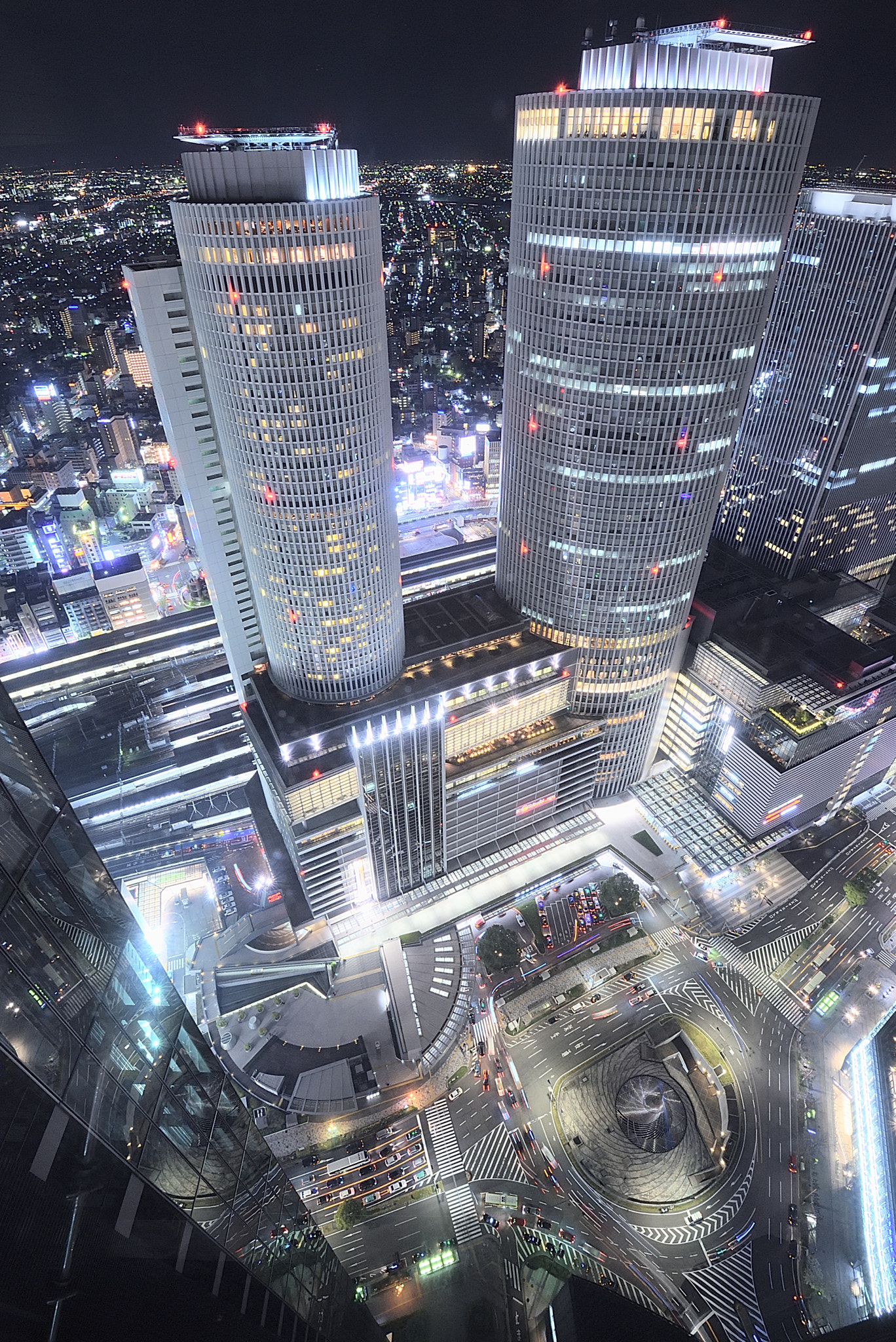 Nikon AF-S Nikkor 16-35mm F4G ED VR sample photo. Twin tower building photography