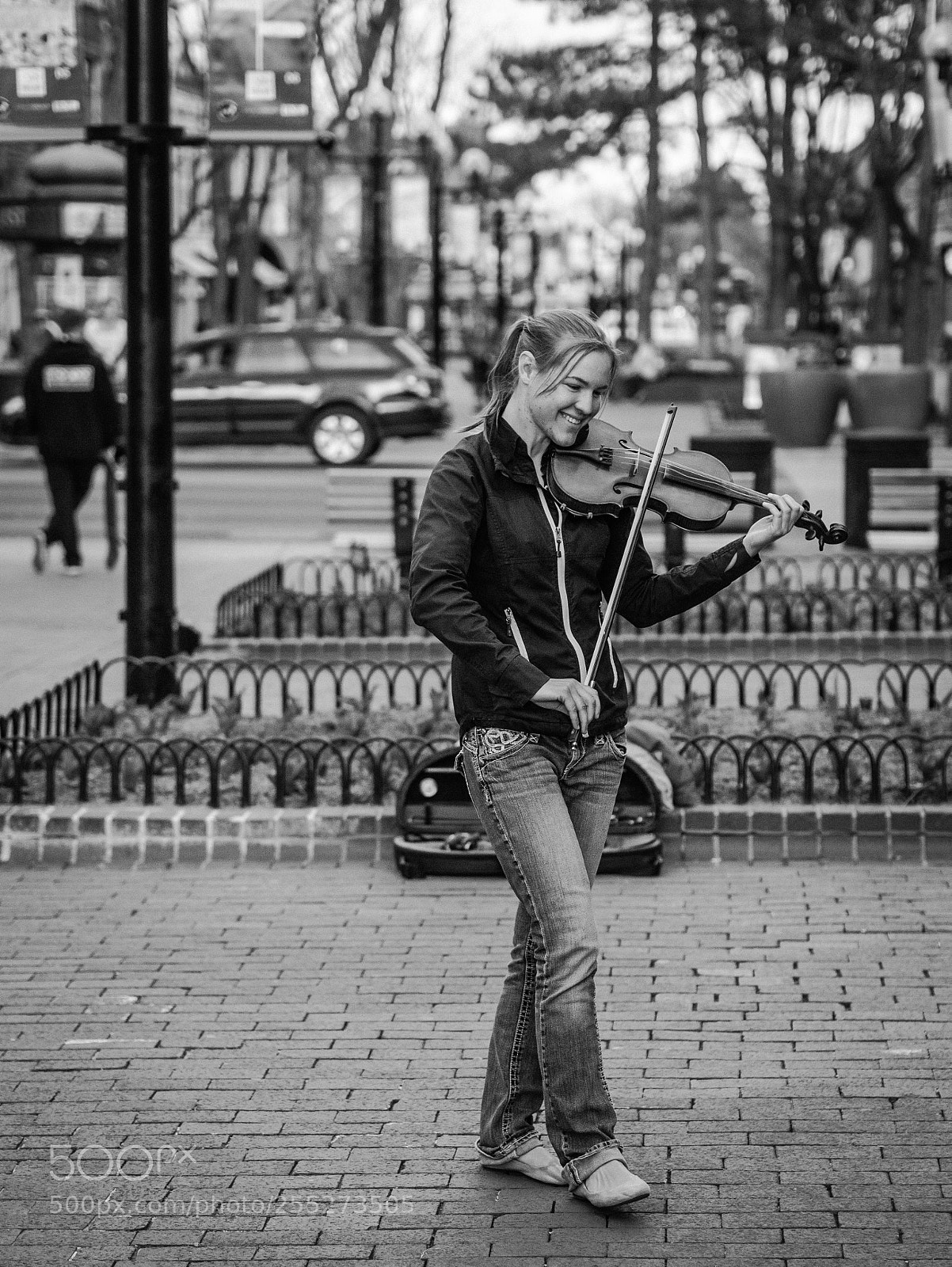 Panasonic Lumix DMC-GX85 (Lumix DMC-GX80 / Lumix DMC-GX7 Mark II) sample photo. Pearl street violinist photography