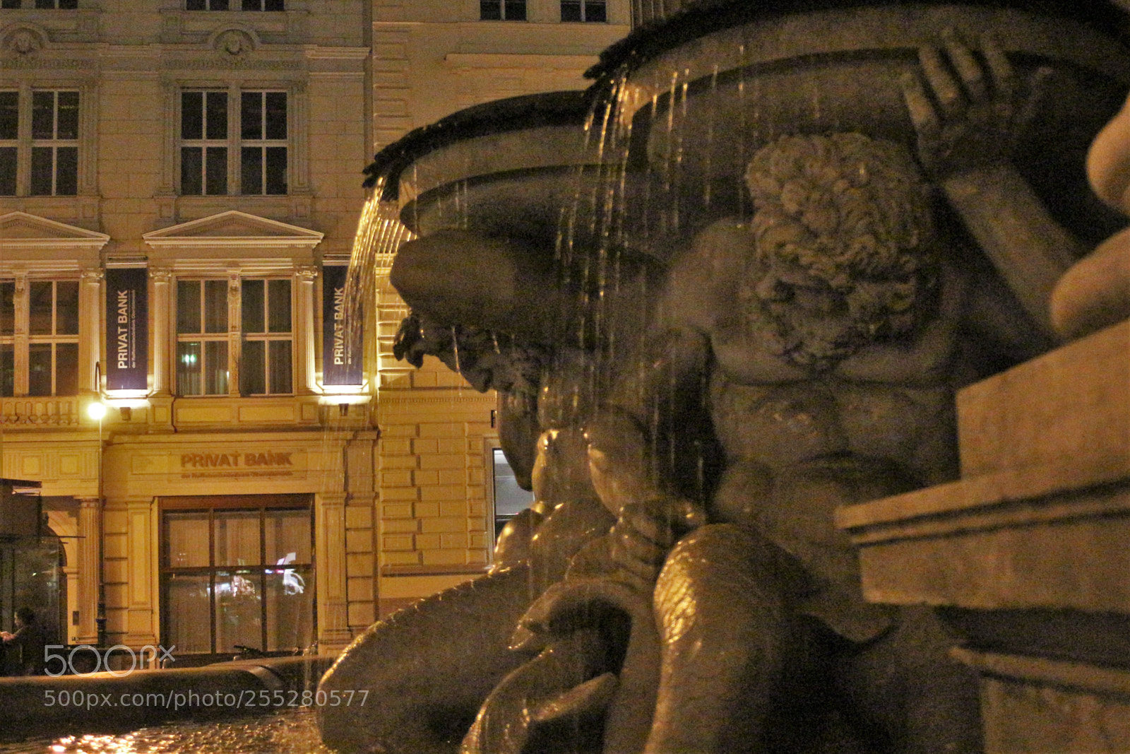 Canon EOS 100D (EOS Rebel SL1 / EOS Kiss X7) sample photo. Fountain at night photography
