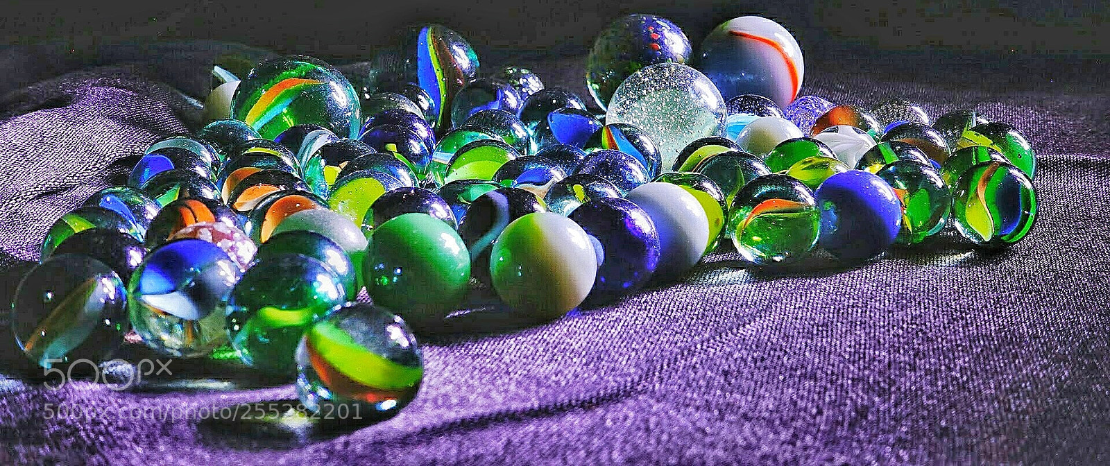 Sony Cyber-shot DSC-RX100 IV sample photo. Rounds on table photography