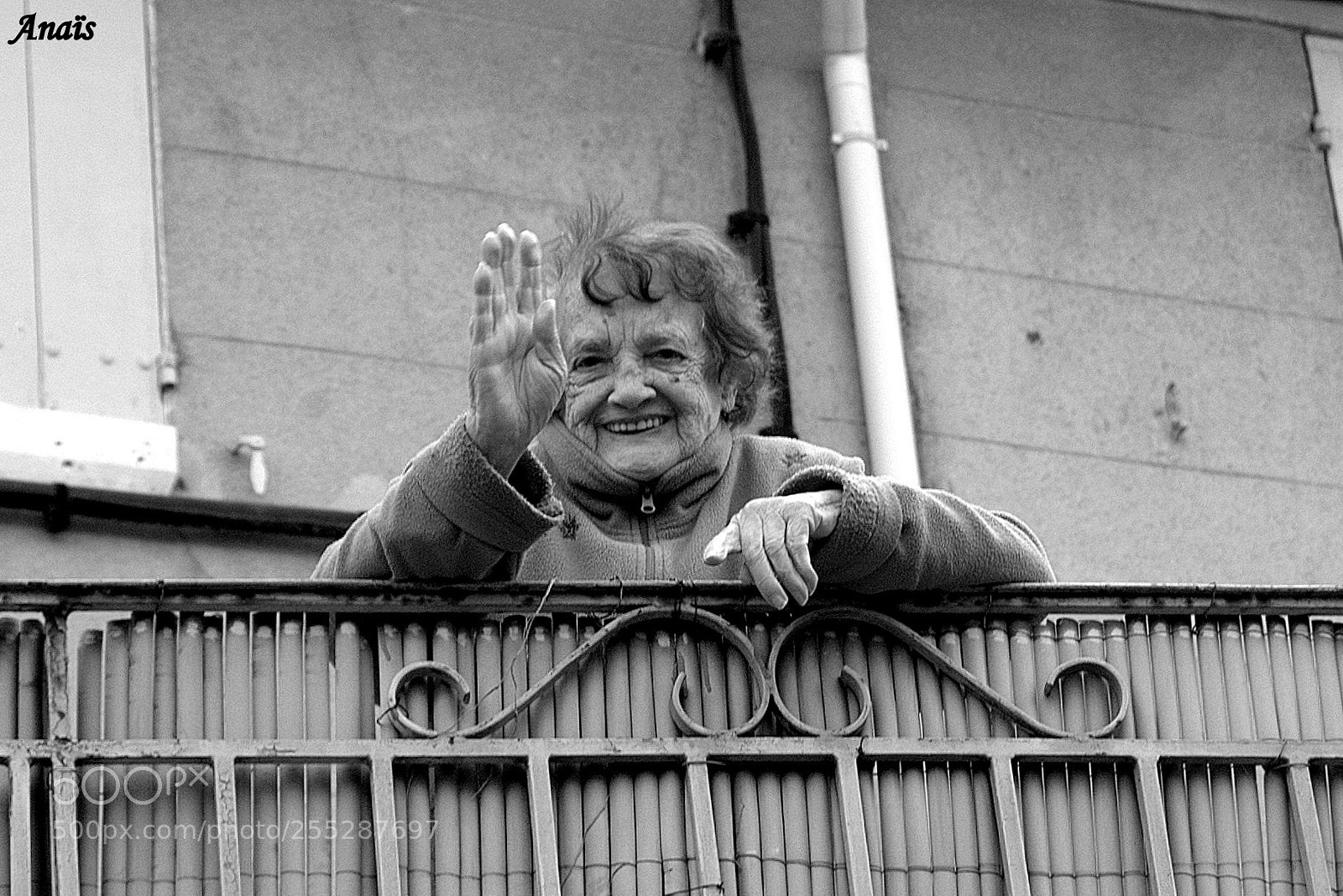 Nikon D40 sample photo. Belle mamie à son balcon photography