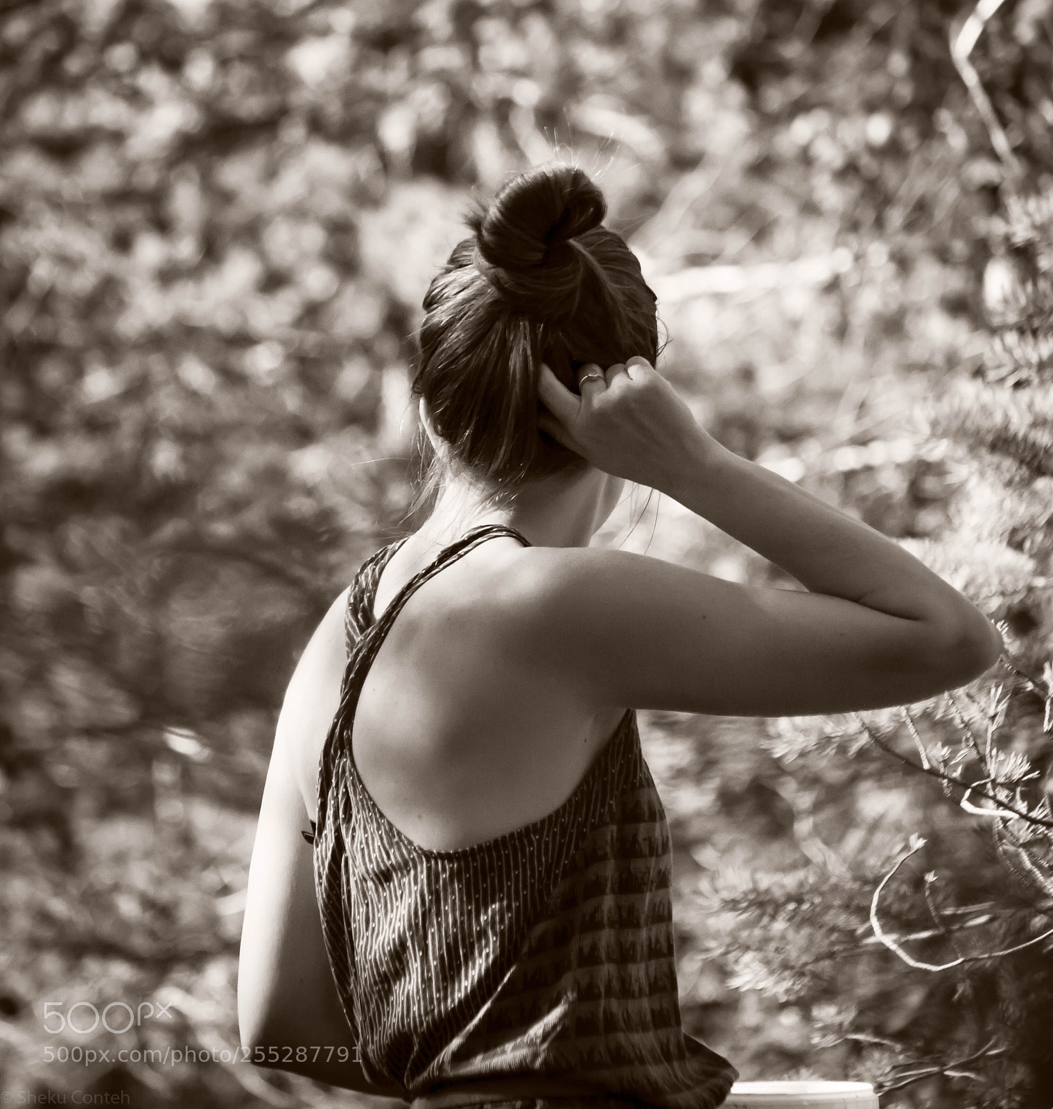 Canon EOS 600D (Rebel EOS T3i / EOS Kiss X5) sample photo. Wondering lady  photography