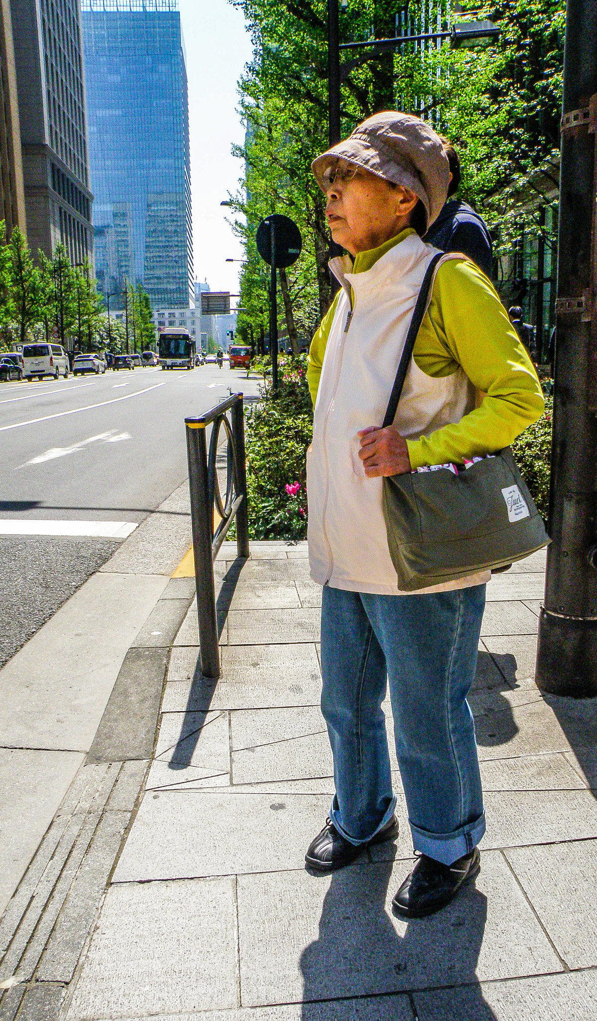 Olympus SP570UZ sample photo. Elderly women nestling in the street corner photography