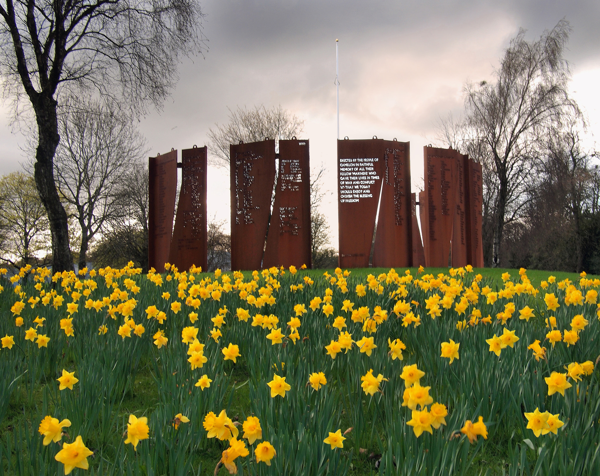 Olympus PEN E-P1 sample photo. Camelon war memorial (daffodils) photography
