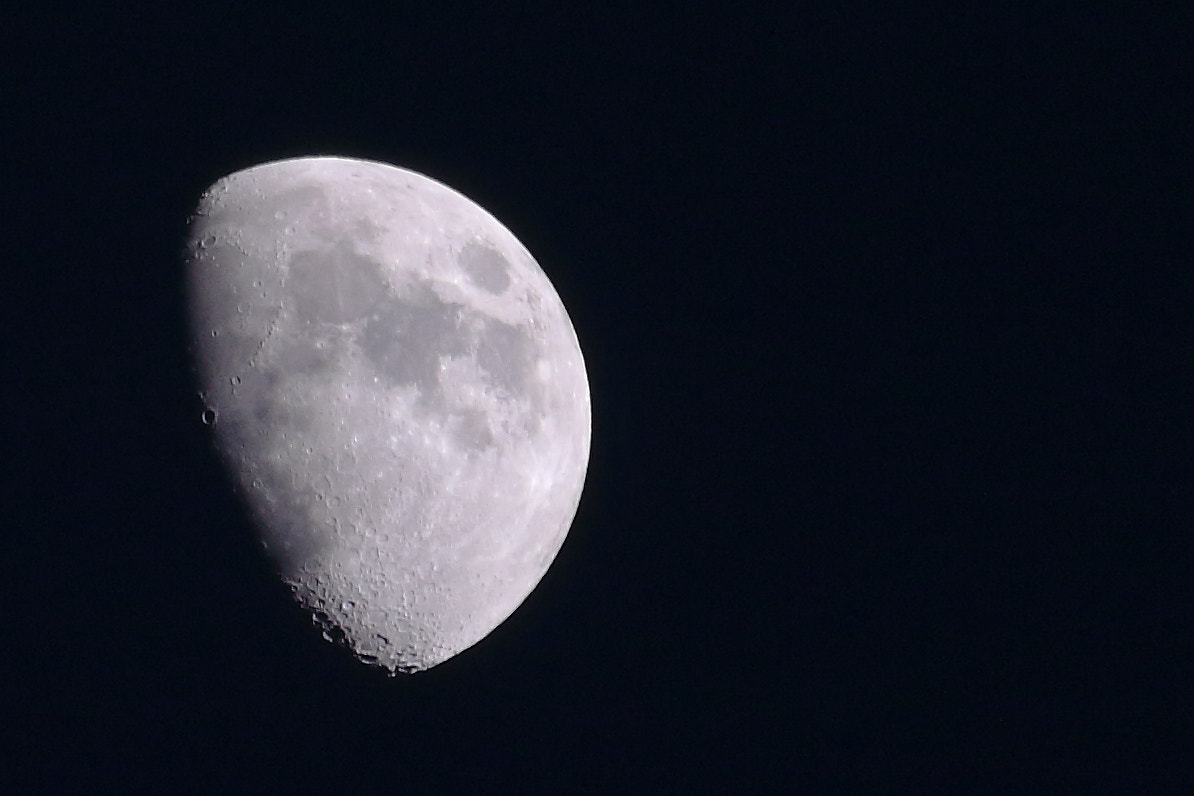 Canon EF-S 55-250mm F4-5.6 IS STM sample photo. The light side of the moon photography