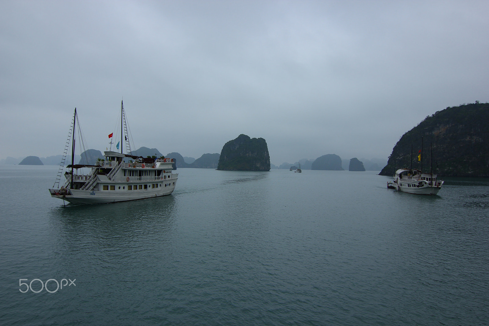 Canon EOS 550D (EOS Rebel T2i / EOS Kiss X4) sample photo. Ha long bay navigation photography