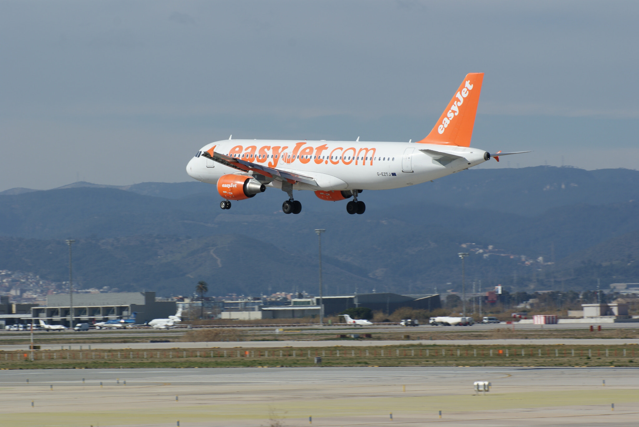 Sony Alpha DSLR-A200 sample photo. Easyjet a320 landing in barcelona photography