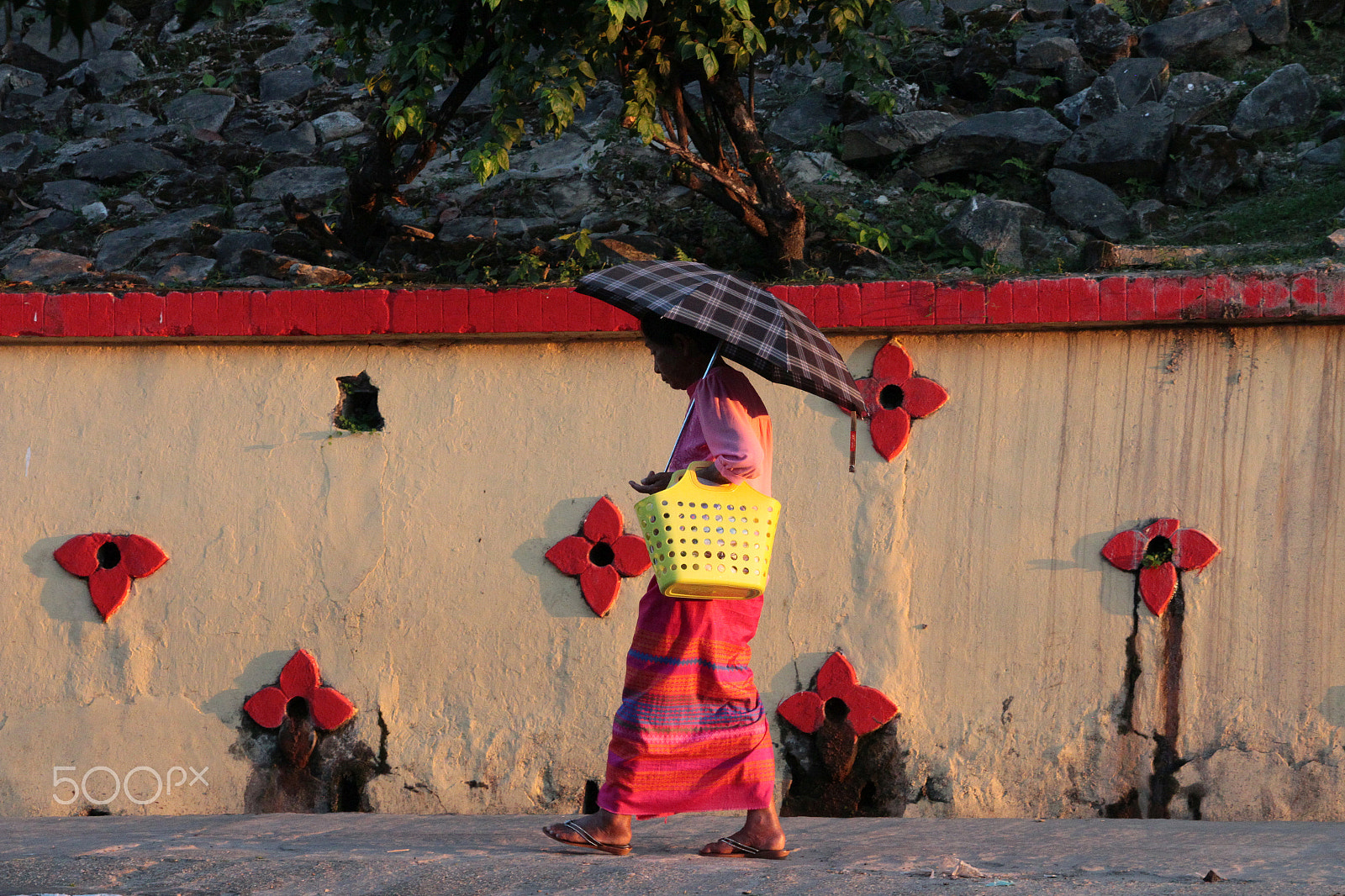 Canon EOS 650D (EOS Rebel T4i / EOS Kiss X6i) sample photo. Yangon old wife going home photography