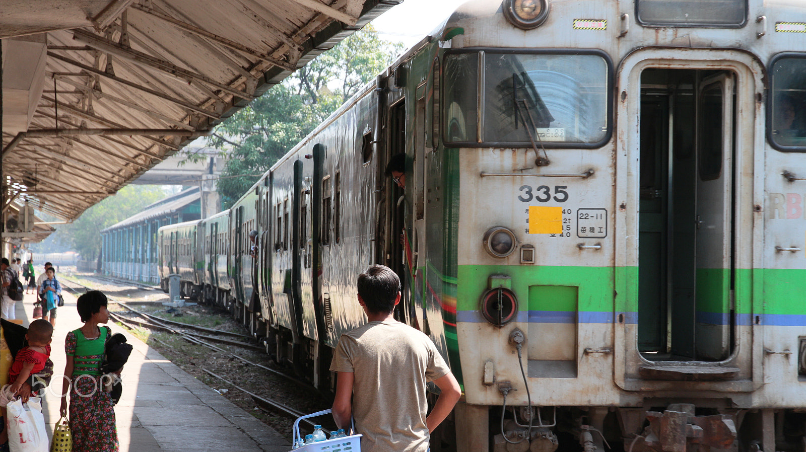 Canon EOS 650D (EOS Rebel T4i / EOS Kiss X6i) sample photo. Yangon 2018 on the railwaystation photography