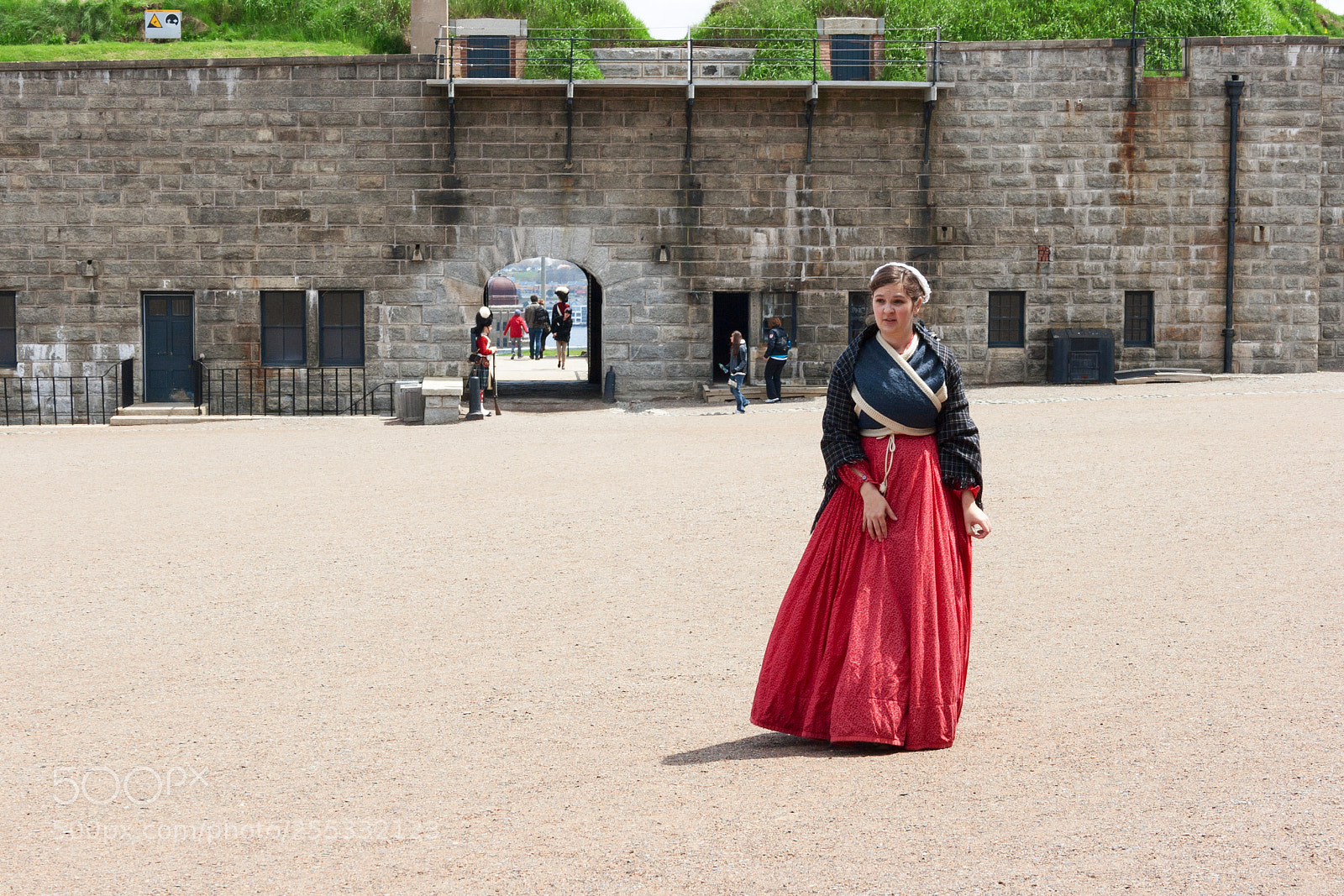Canon EOS 400D (EOS Digital Rebel XTi / EOS Kiss Digital X) sample photo. Woman in historic clothing photography