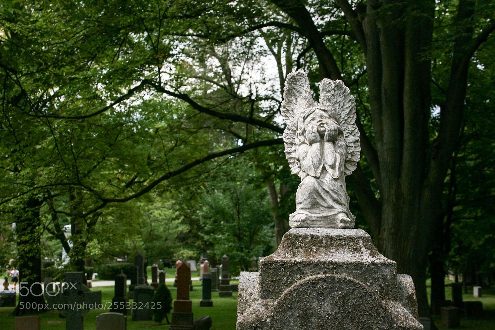 Canon EOS 400D (EOS Digital Rebel XTi / EOS Kiss Digital X) sample photo. Angel on grave stone photography