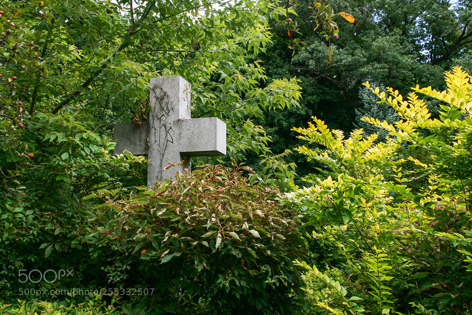 Canon EOS 400D (EOS Digital Rebel XTi / EOS Kiss Digital X) sample photo. Stone grave cross in photography
