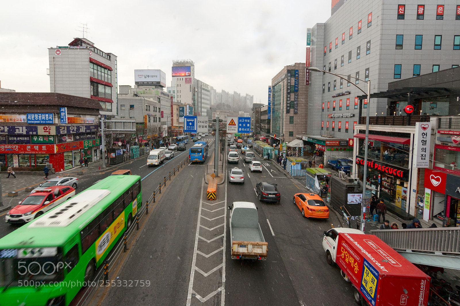 Canon EOS 400D (EOS Digital Rebel XTi / EOS Kiss Digital X) sample photo. Busy street in seoul photography
