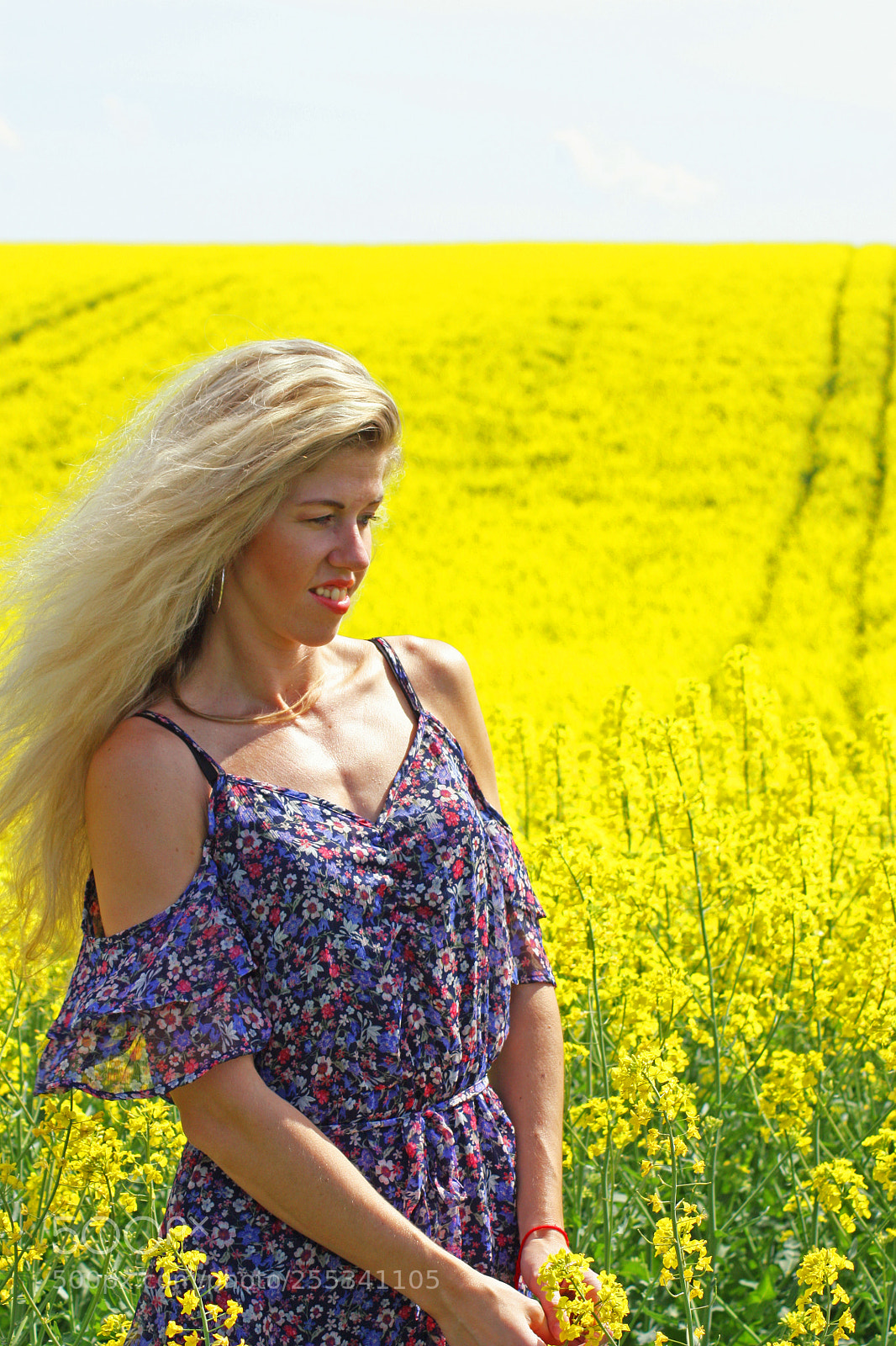 Canon EOS 450D (EOS Rebel XSi / EOS Kiss X2) sample photo. Blonde peasant girl in photography