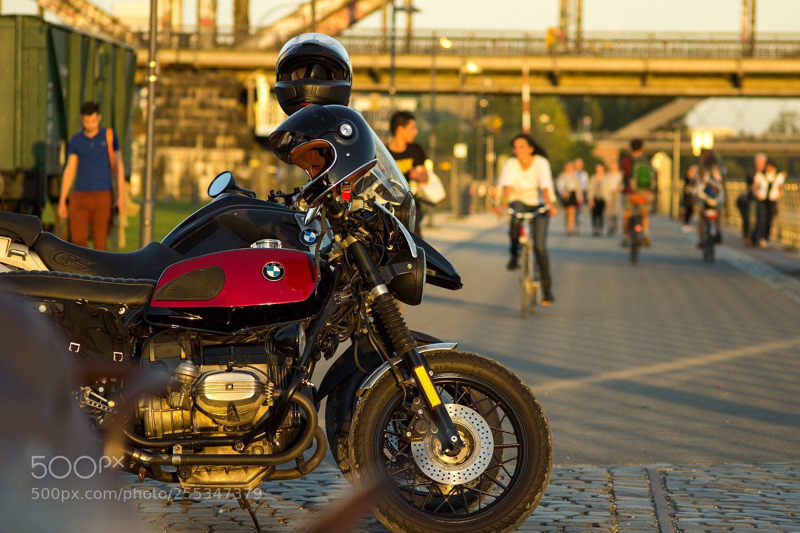 Canon EOS 600D (Rebel EOS T3i / EOS Kiss X5) sample photo. Bmw r65 relaxing in photography