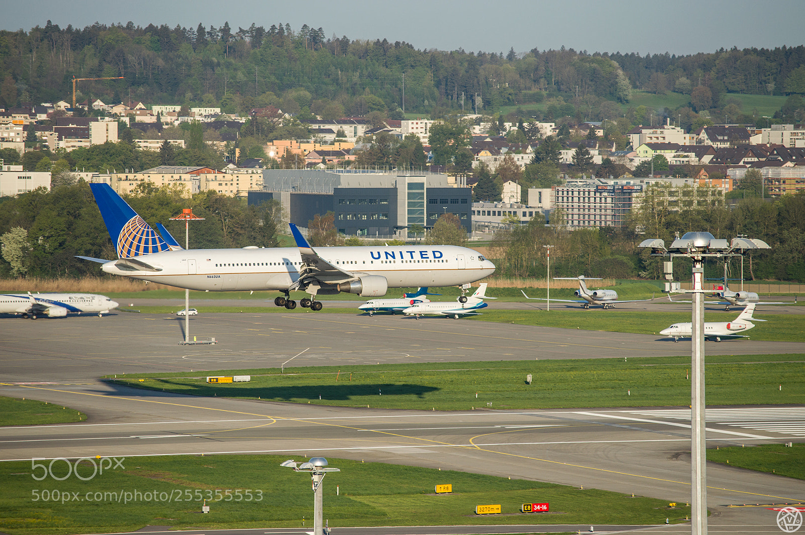 Nikon D3200 sample photo. Airplane landing at z photography