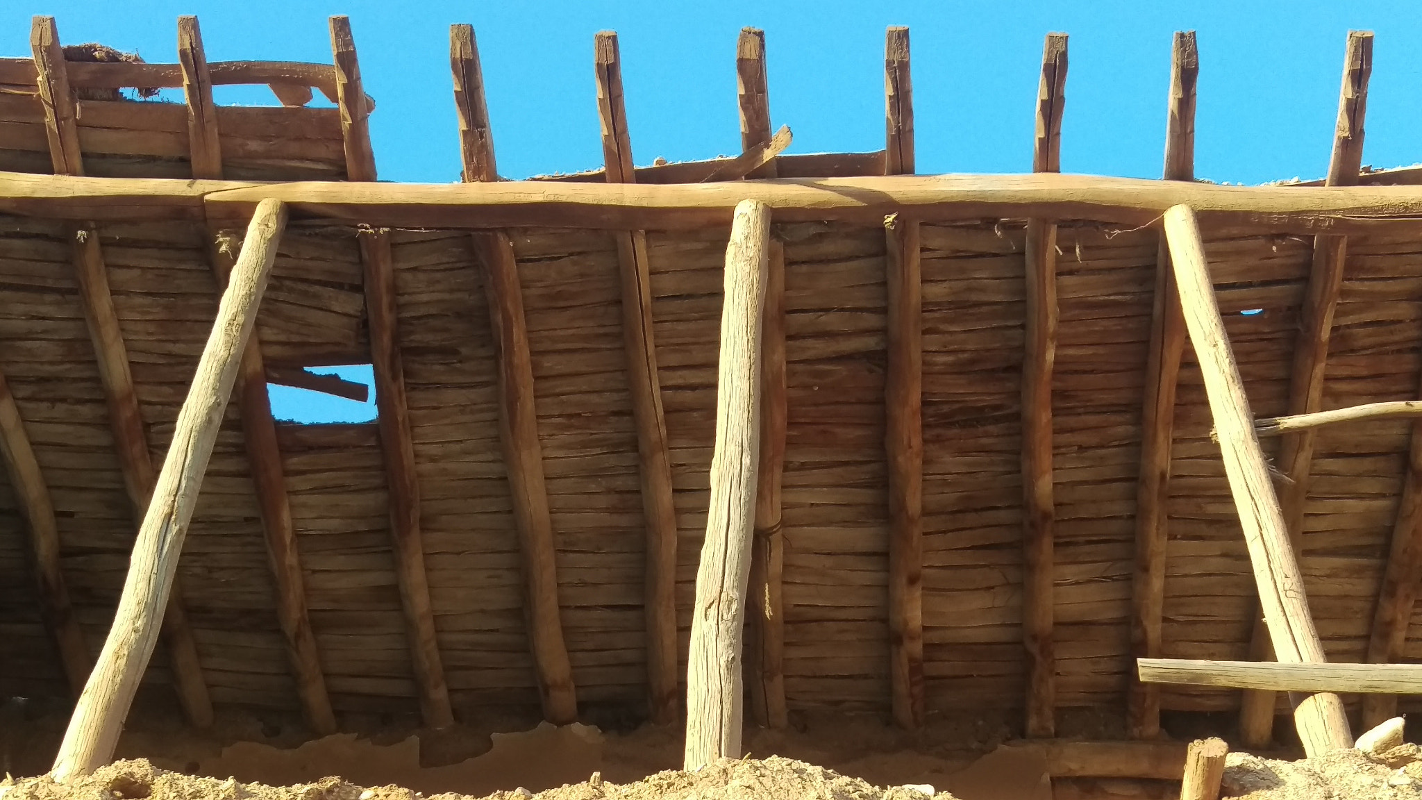HTC ONE M9 sample photo. Blue sky over the old ceiling photography