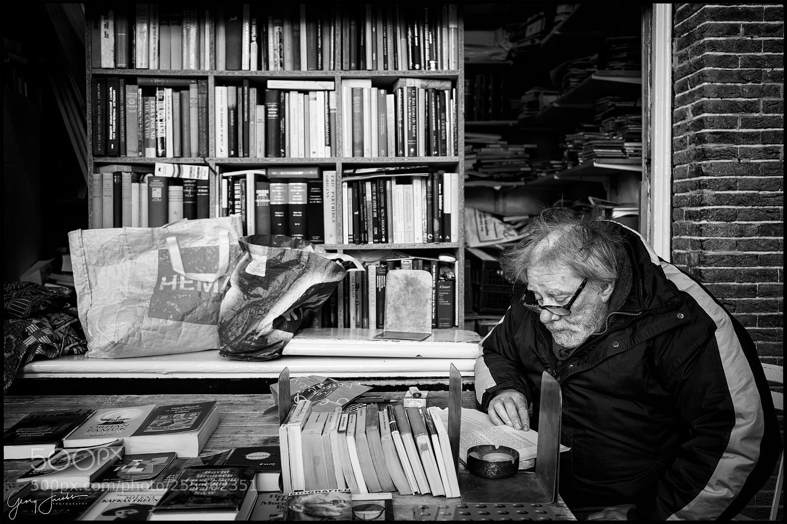 Fujifilm X-E2S sample photo. Reading man photography