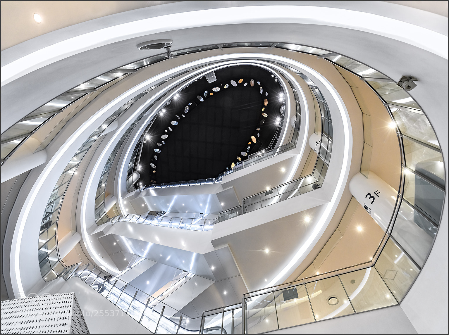 Canon EOS 5D Mark IV sample photo. Diver city plaza photography