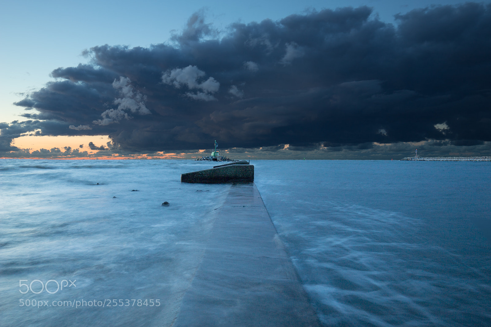Canon EOS 6D Mark II sample photo. Sztormowe chmury nad falochornem photography