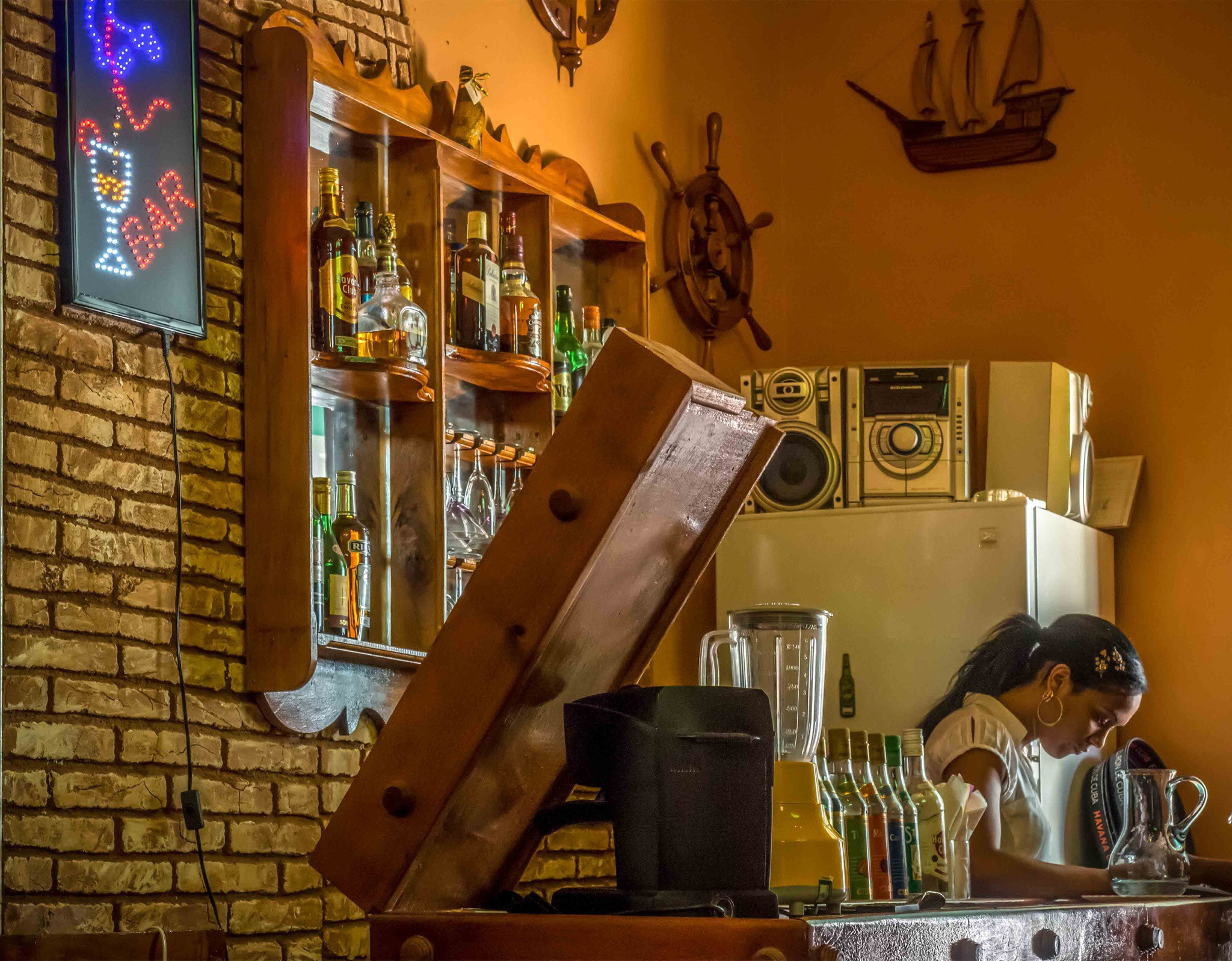 Olympus PEN E-P5 sample photo. Bartender photography
