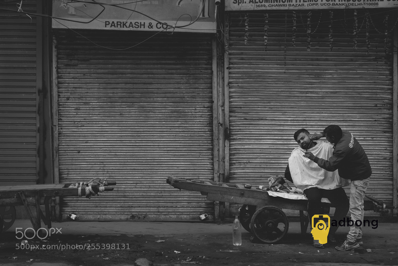Canon EOS 750D (EOS Rebel T6i / EOS Kiss X8i) sample photo. Roadside barber shop photography