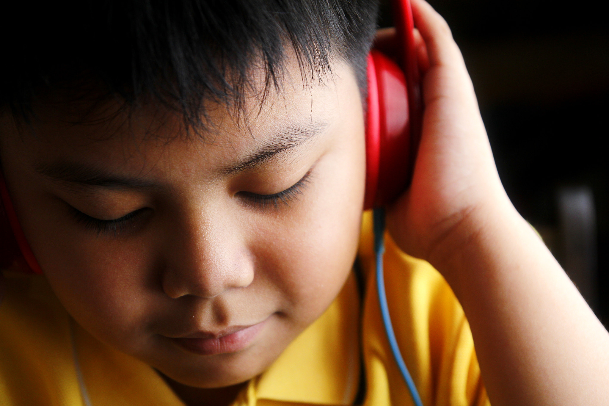 Canon EOS 60D + Tamron SP AF 17-50mm F2.8 XR Di II LD Aspherical (IF) sample photo. Young asian boy with headphones photography
