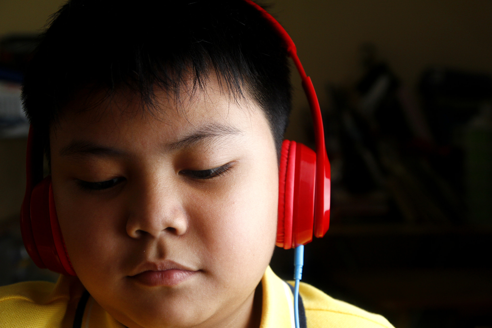 Tamron SP AF 17-50mm F2.8 XR Di II LD Aspherical (IF) sample photo. Young asian boy with headphones photography
