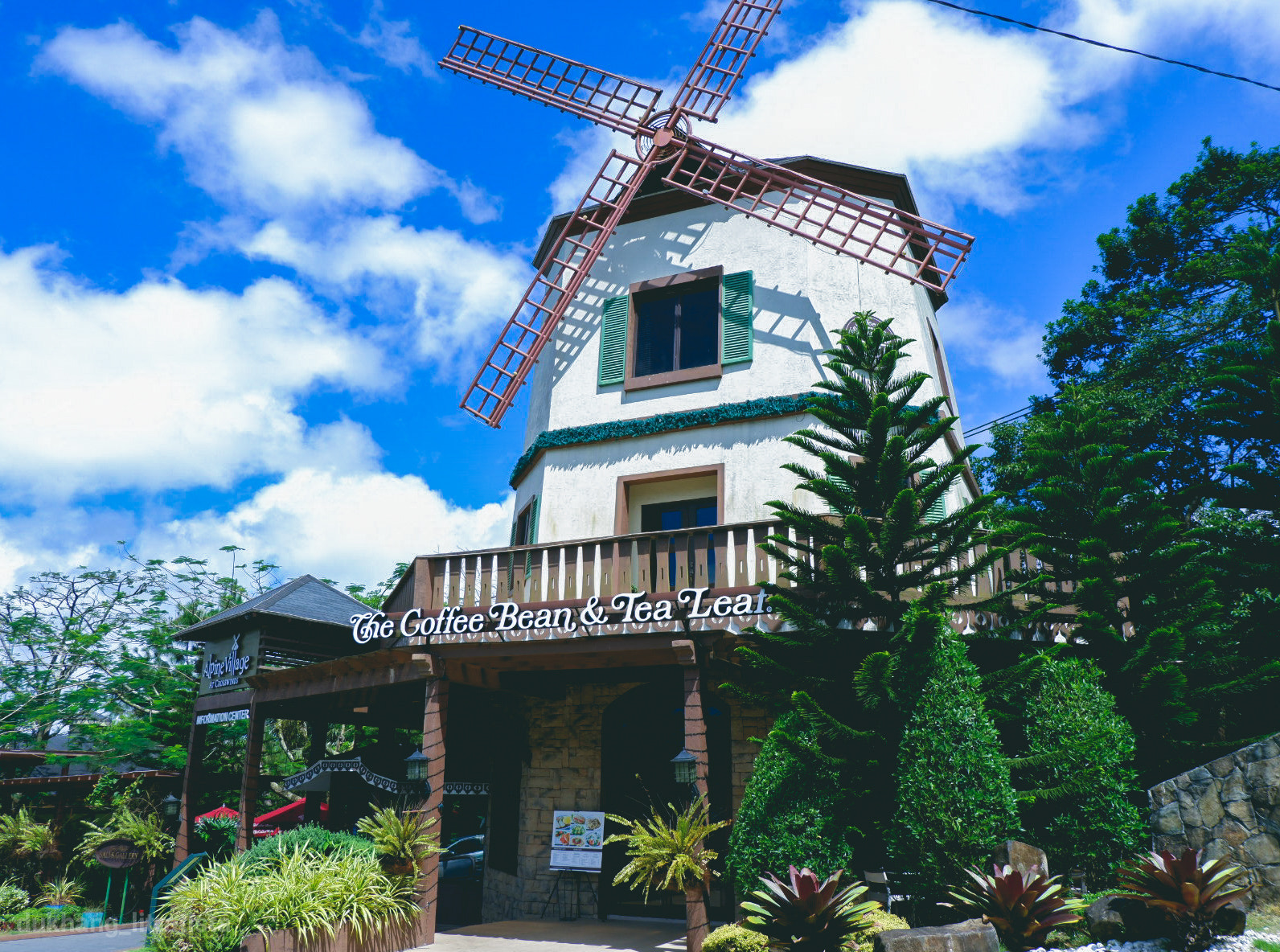 Fujifilm X-A3 sample photo. Windmill cafe photography