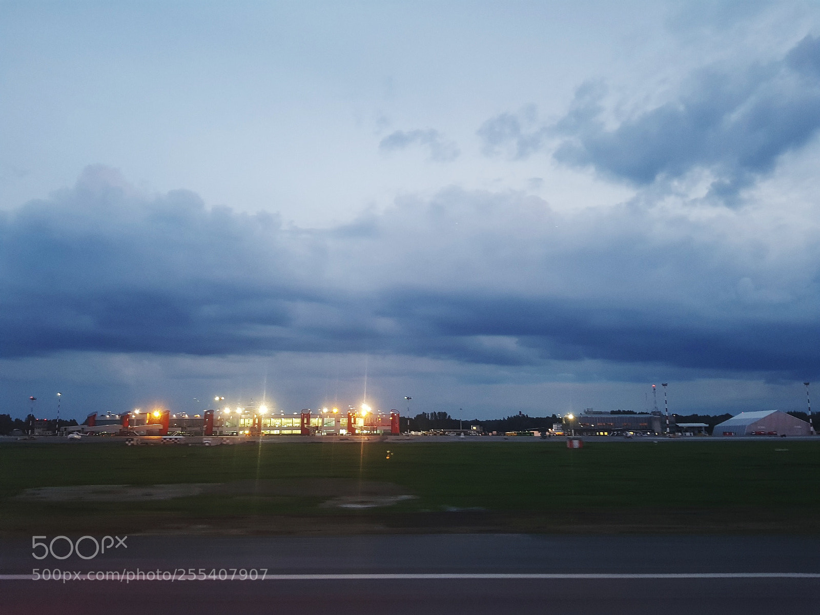 Samsung Galaxy S8 sample photo. Airport lights photography
