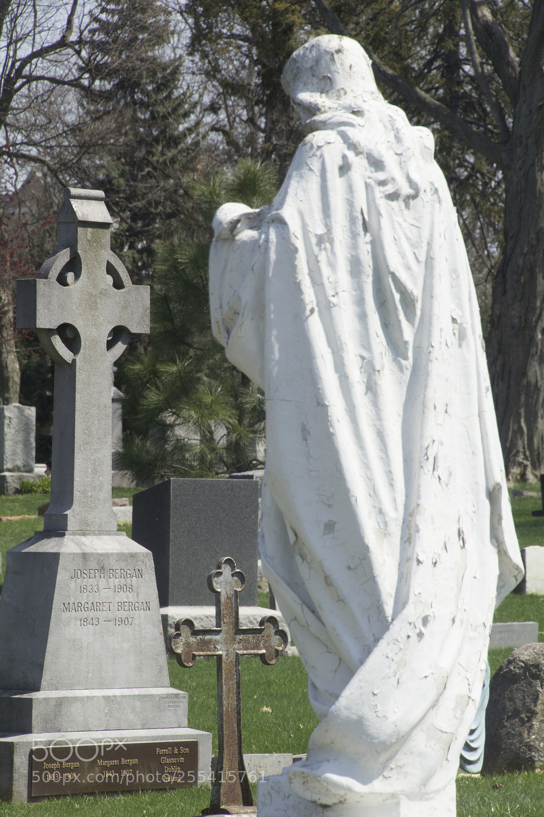Canon EOS 1200D (EOS Rebel T5 / EOS Kiss X70 / EOS Hi) sample photo. Looking at the grave. photography