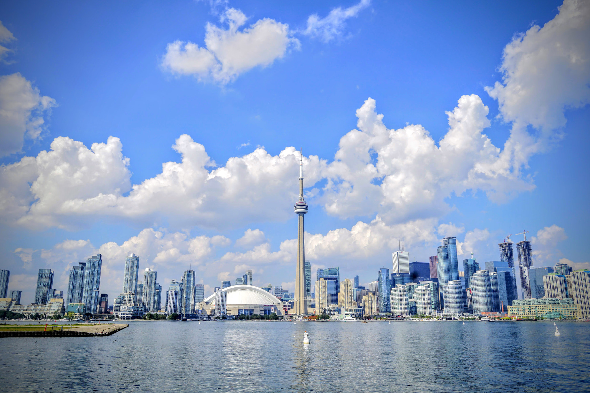 Sony a6300 + Sigma 19mm F2.8 EX DN sample photo. Cn tower photography