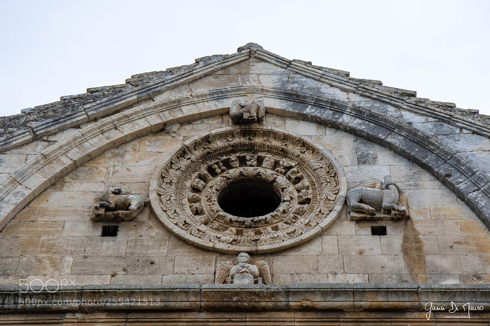 Canon EOS 7D Mark II sample photo. Chapelle saint-gabriel de tarascon photography