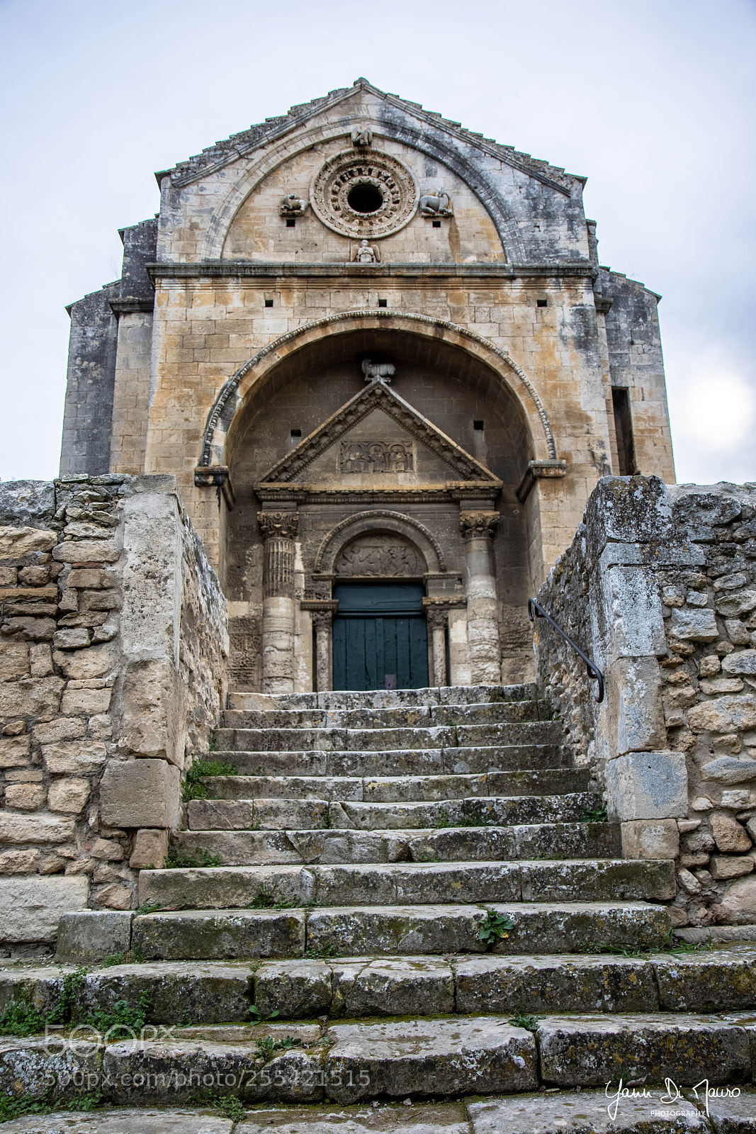 Canon EOS 7D Mark II sample photo. Chapelle saint-gabriel de tarascon photography