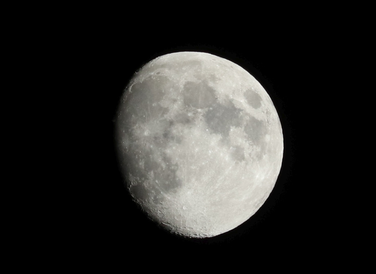 Canon EOS M5 + Canon EF-S 55-250mm F4-5.6 IS STM sample photo. Moon over vienna photography