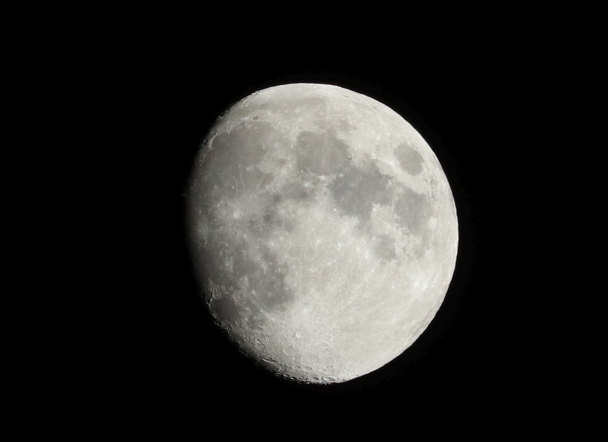 Canon EOS M5 sample photo. Moon over vienna photography