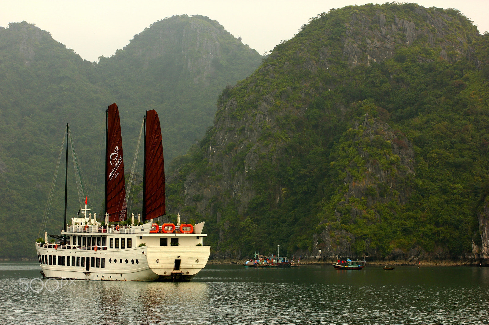 Canon EOS 550D (EOS Rebel T2i / EOS Kiss X4) + Canon EF 70-200mm F4L USM sample photo. Ha long bay treasure photography