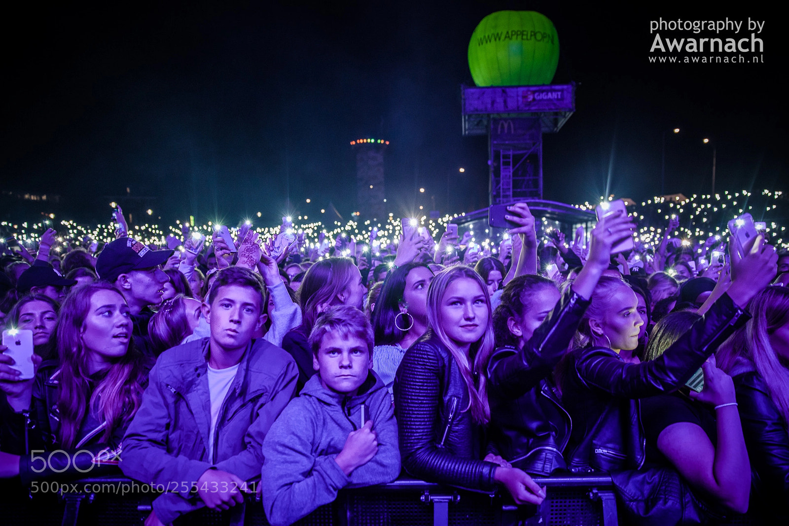 Canon EOS 5D Mark II sample photo. Crowd waiting for boef photography